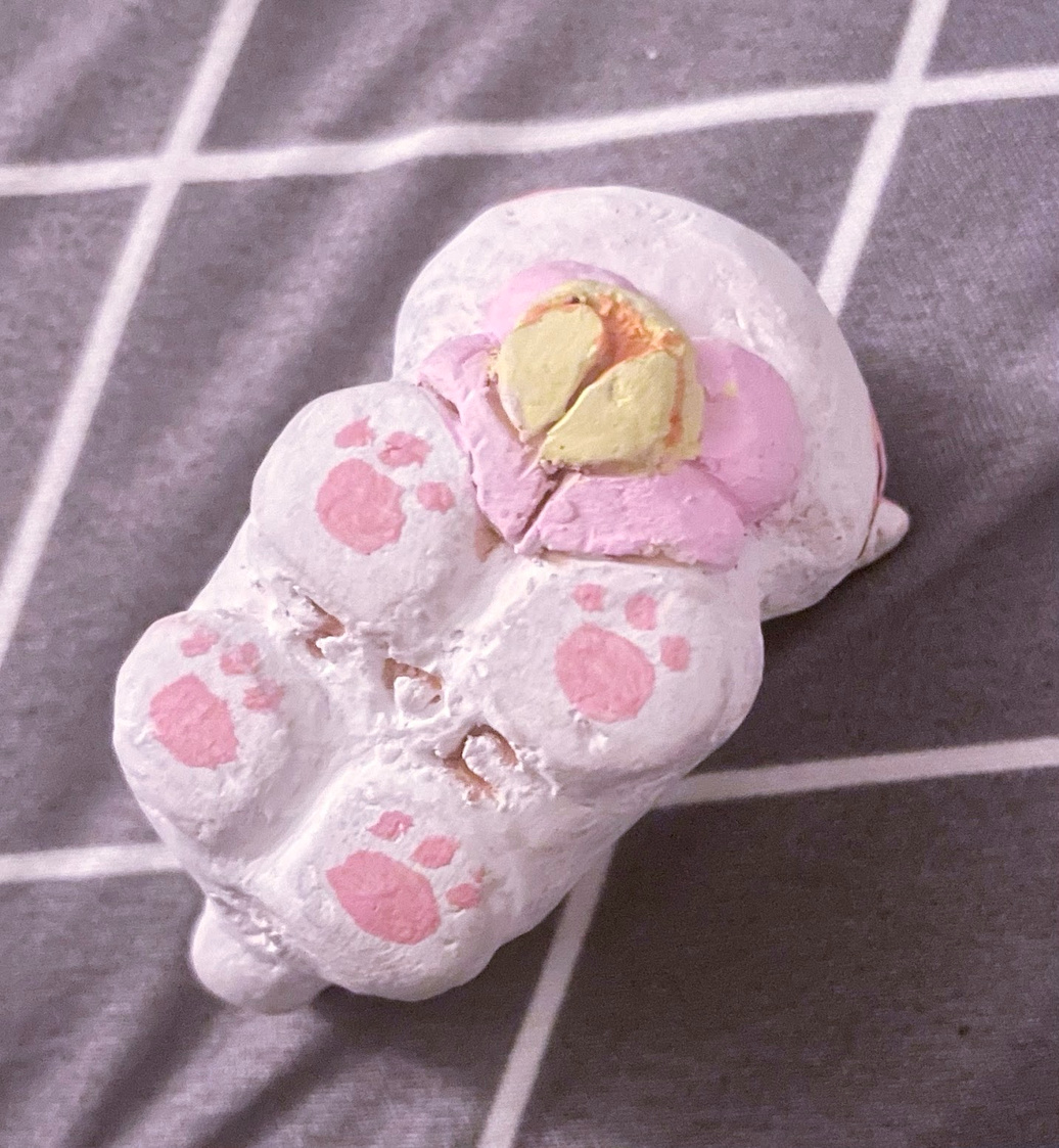 cant forget to show that i also made his paws :333 this is a very very important detail !!